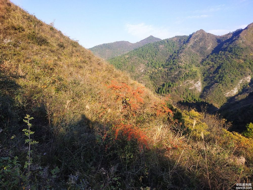 登顶慈利羊角山参观抗日战壕遗址