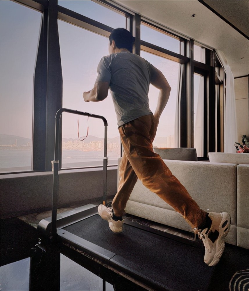 58岁甄子丹大秀一字马,劈叉凌空飞踢不服老,皮肤白到发光太精致