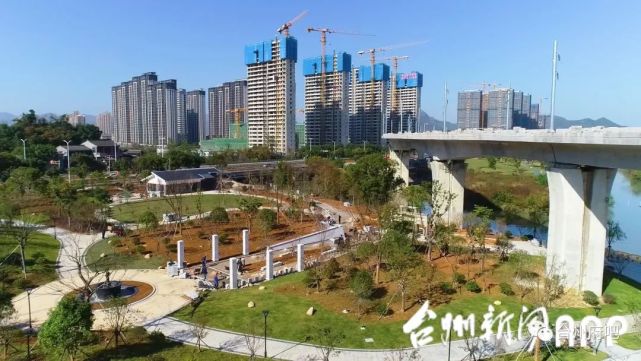 在温岭阳光大道与城西大道交汇口处的三角绿地上,神童门文化公园的