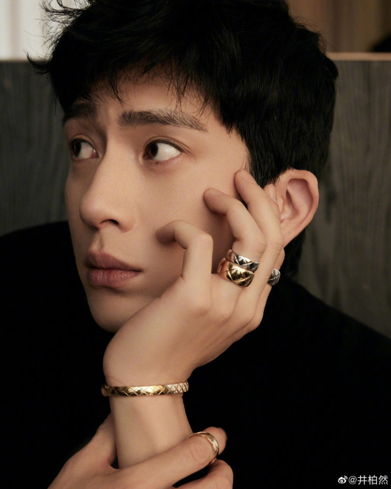 井柏然的帅很特别