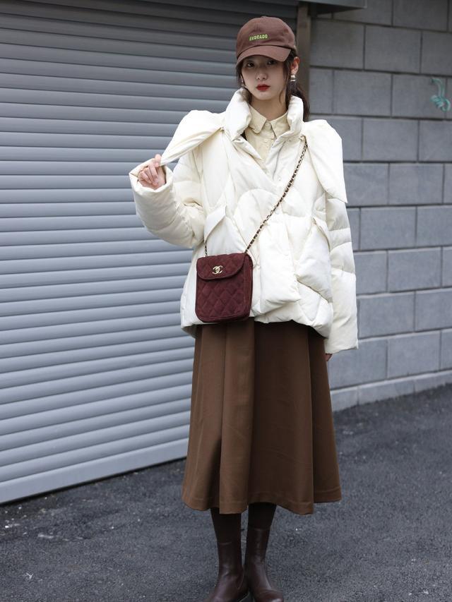 3:白色羽绒服 黑色格纹衬衫 半身裙白色 黑色的搭配虽然高级,但很容易