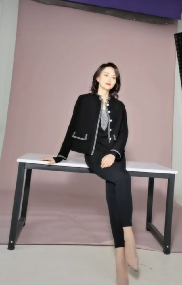 史百惠的身材很好,身材高挑纤瘦,穿着紧身裤一丝赘肉都没有.