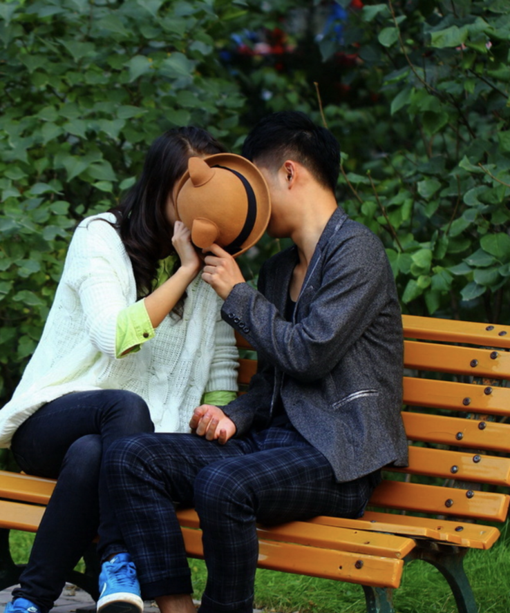 小情侣正亲昵,"噗"一声!女生耳朵听不见了