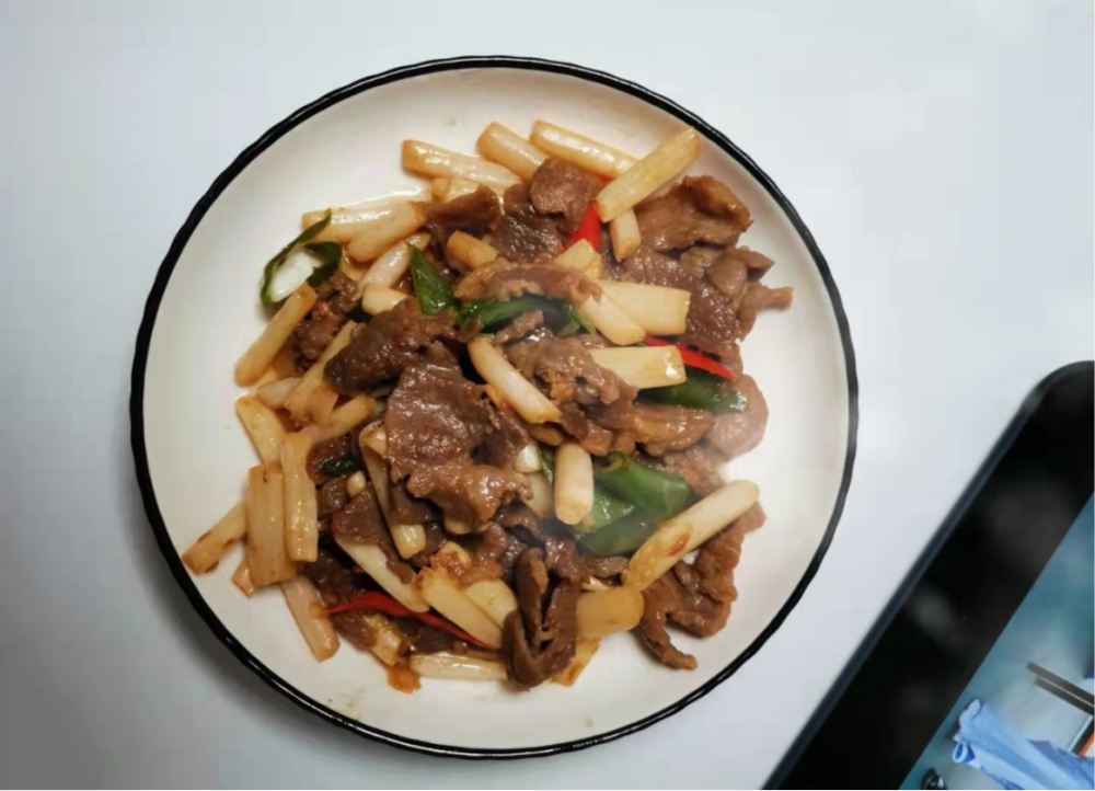 【青椒泡椒藕帶炒牛肉片的正確做法】食材準備:準備一小袋泡椒藕帶