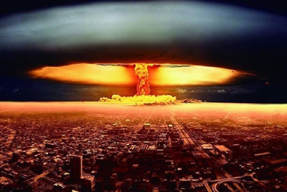 原子弹爆炸时会伴随着猛烈的冲击波以及辐射污染,并且其还会产生多到