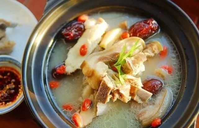 体虚怕冷?来一煲加料当归生姜羊肉汤