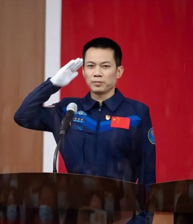 "英雄航天员"汤洪波,获得荣誉称号,家乡奖励多少奖金?