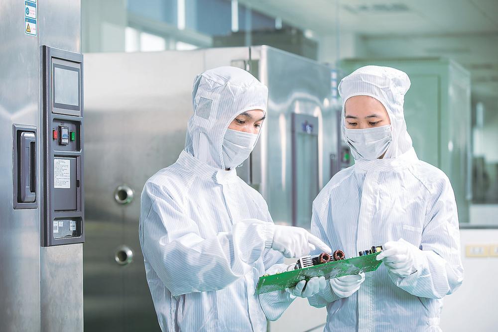 科华数据研发人员在进行产品研发.