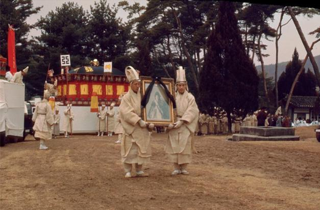 亚洲小国的唯一皇后,13岁就沦为牺牲品,最后却在街头惨遭蹂躏