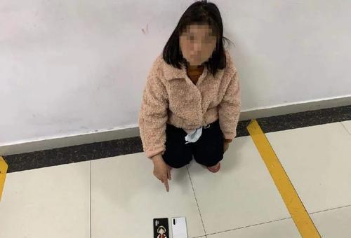 女子发现丈夫出轨往小三身上泼汽油将其活活烧死被判无期