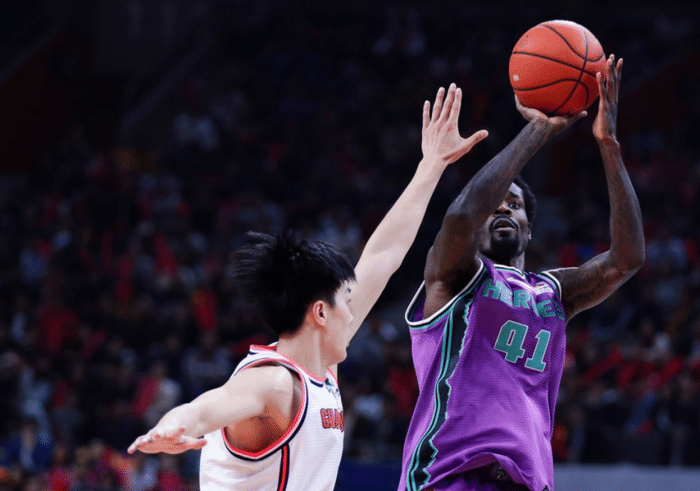 cba 广东宏远迎来强援！曝超级外援重返CBA，朱芳雨做出正确决定