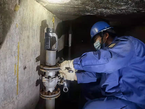 及市区高出地面的煤气管道凝水器进行排查,消除隐患,确保燃气运行转供