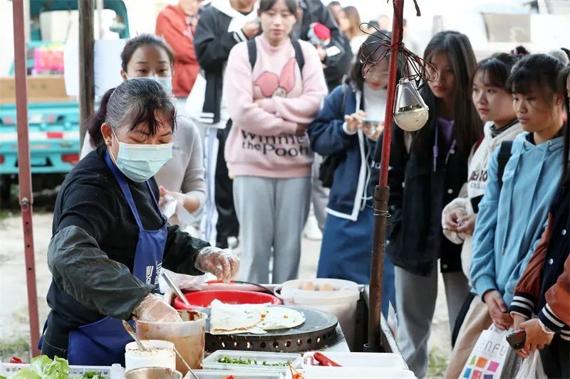 學生在學校表白牆發佈消息,煎餅攤前排起長隊