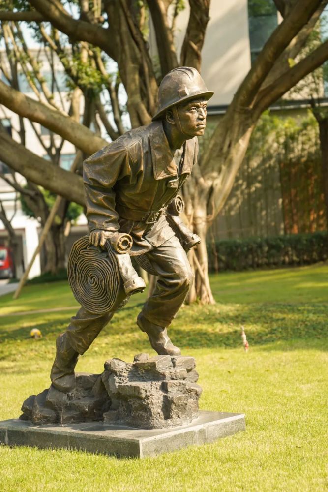 雕塑:手持水带的消防员