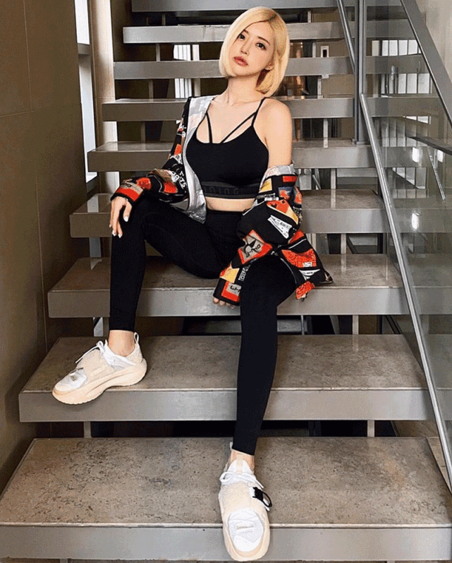 dj soda 英雄联盟变装!cos"狐狸"放大招!谁还关心她脚上的 aj 啊!