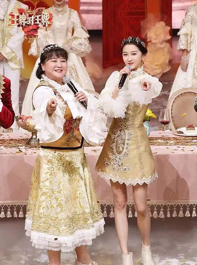 贾玲关晓彤cos大小乔,造型反差大,网友:像只给一个人开了滤镜