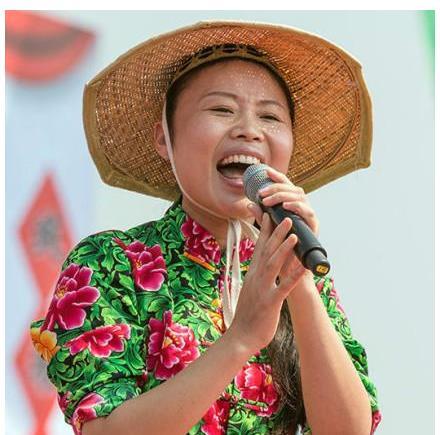 成名后却遭到很多人厌恶,他就是"草帽姐"徐桂花