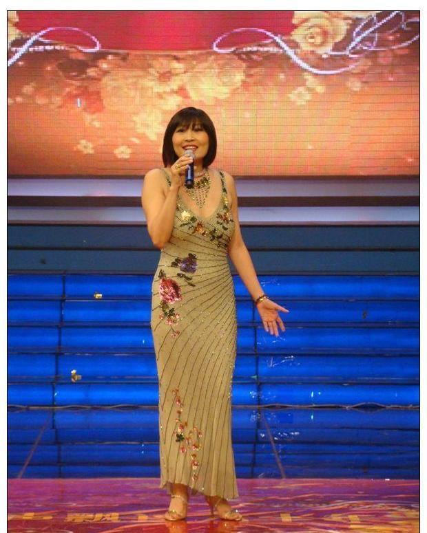 她甜美的歌声勾起了亿万歌迷对过去美好岁月的追忆,对于喜欢张蔷的歌