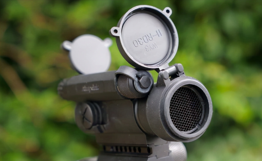 在游戏里我们可以轻而易举看到对面狙击镜的反光而在现实中也是这样么