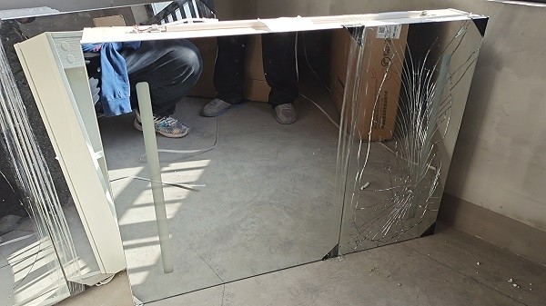 浴室柜镜面损坏补发后镜子还是碎了 商家念起"拖字诀"