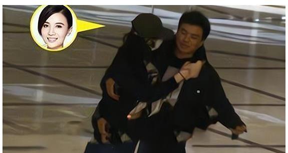 41岁宋佳与大7岁男友逛街被拍!举止亲密还贴心帮整理衣服?