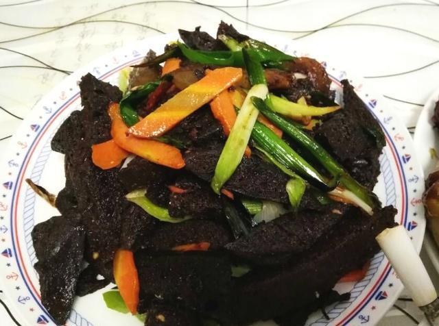 通渭特色美食"血馍馍",外表如煤球,但吃起来却唇齿留香