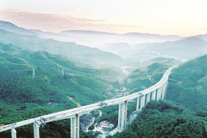 11月26日晚,隨著最後一車混凝土澆築完成,位於南靖縣船場鎮的甘芳特