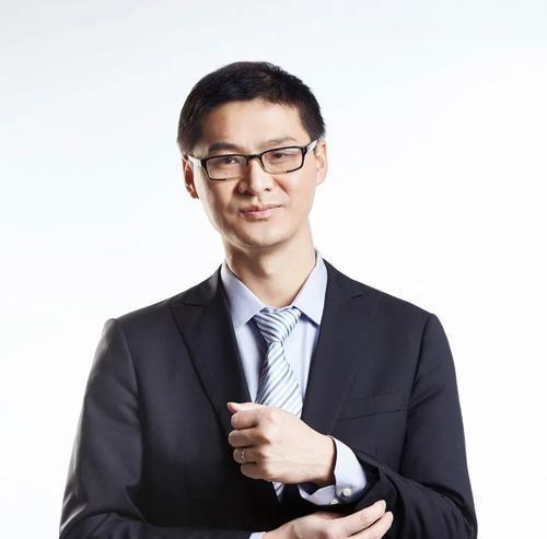 罗翔在新作《法治的细节》中写下如下"金句":1,作为门童,我所做的事情