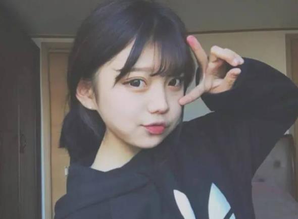 女中学生自认为美观可爱的行为,在男生眼里很幼稚,老师也不喜欢