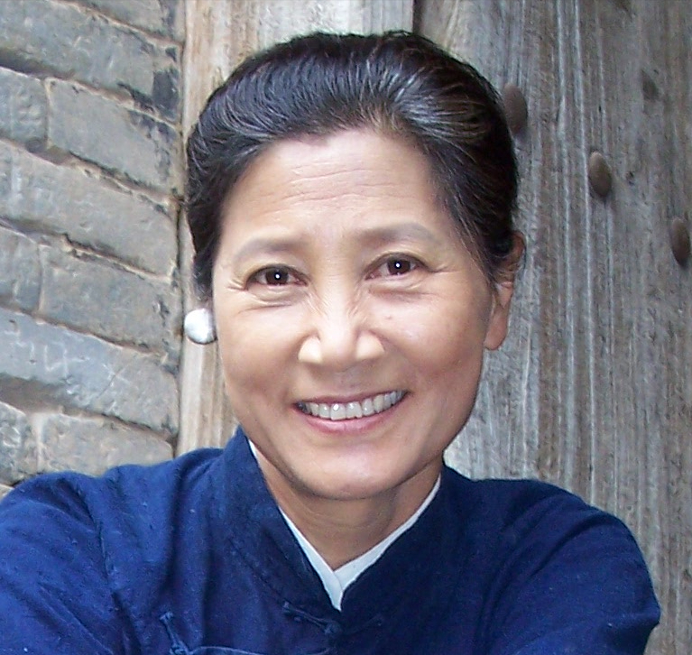 分别是女主喻嘉的母亲是由朱茵老师扮演,黄大爷是由老戏骨沙景昌饰演