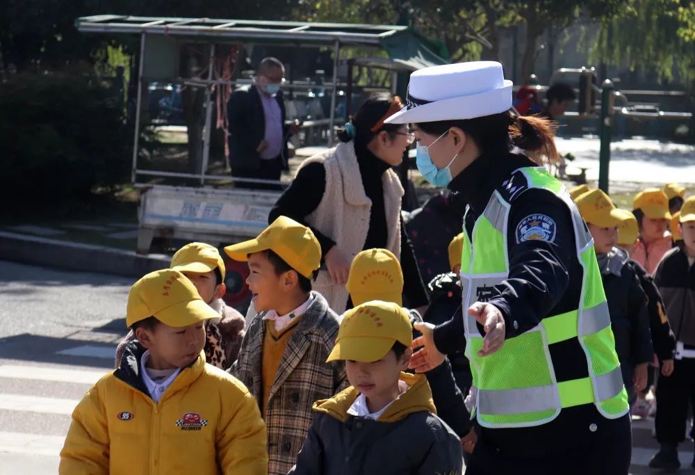 讲座结束后,孩子们戴着"小黄帽",在老师和执勤交警的护送下,在幼儿园