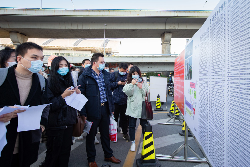 11月28日,在江蘇無錫旅遊商貿高等職業技術學校考點,考生在等候進場時