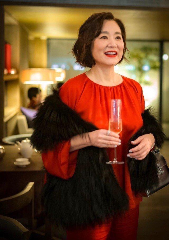 66岁林青霞美翻了红套装配黑皮草优雅贵气真是美了大半辈子