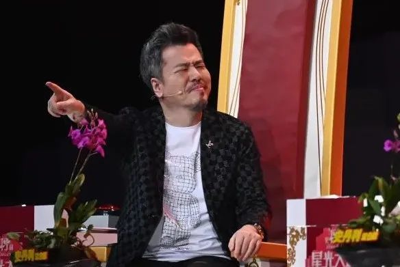 六位待定月冠军将面临挑战飞行员吕晋身穿制服 超帅气质 低沉嗓音