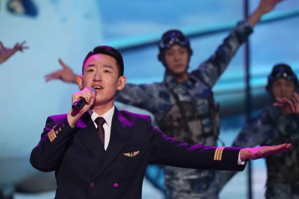 飞行员吕晋身穿制服 超帅气质 低沉嗓音 魅力非凡张宏宇挑选对手竟是