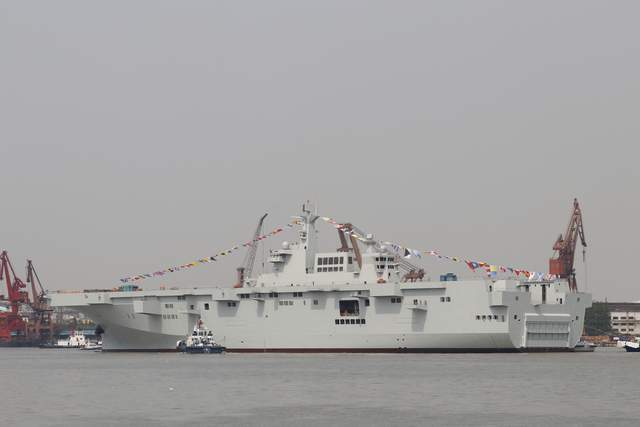 075型两栖攻击舰:3号舰已经开始海试,即将入列中国海军