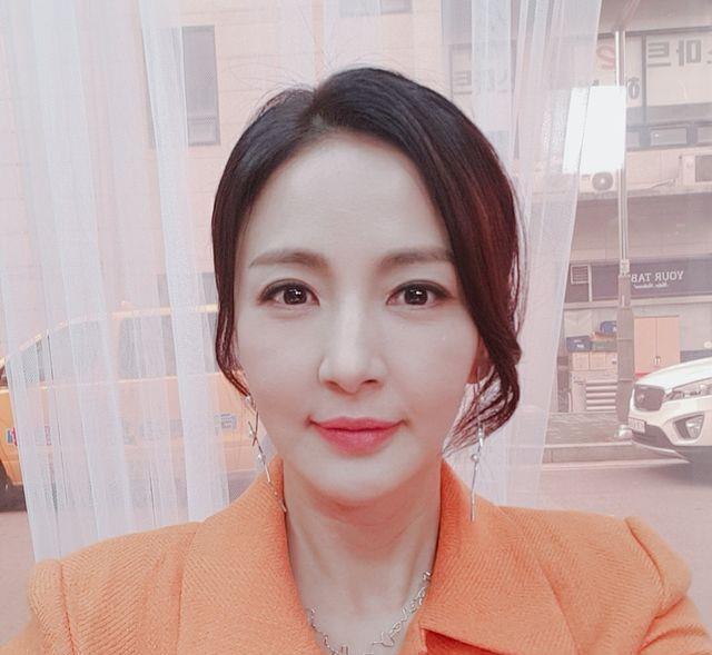 她是看了又看的金珠尹海英婚变后再遇良人公主要优雅下去