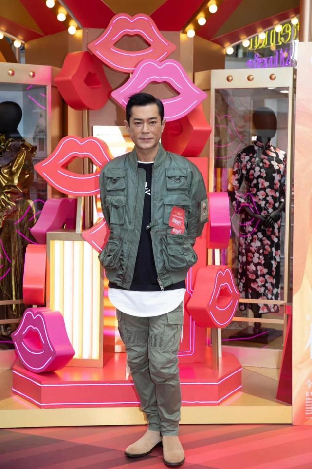 古天乐真会打扮,51岁穿棒球衫内长外短,年过半百巧克力肤色未曾改变