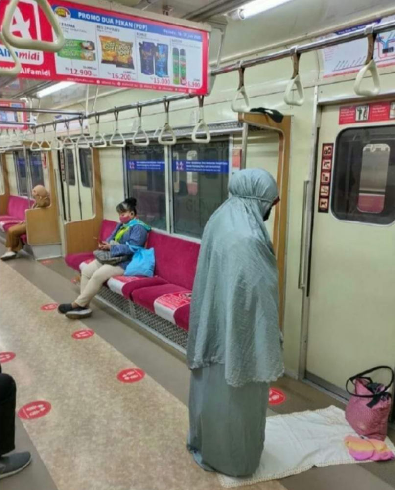 印尼热议：在地铁/轻轨车厢里铺上垫子当众祈祷，合适吗？2020金融热点事件论文