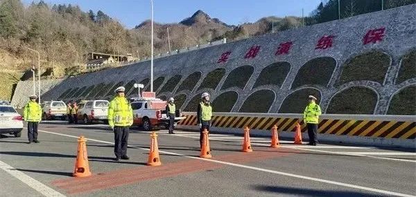 其中,高速公路在建隧道交通事故应急演练在栾卢高速牛栾村隧道开展