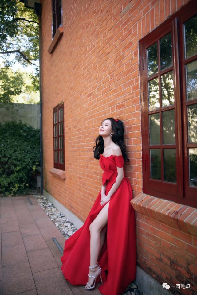 又甜又欲文咏珊红裙露腿美到犯规