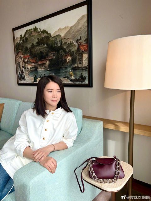 袁咏仪周末晒生活美照坐姿端庄笑容温柔甜美