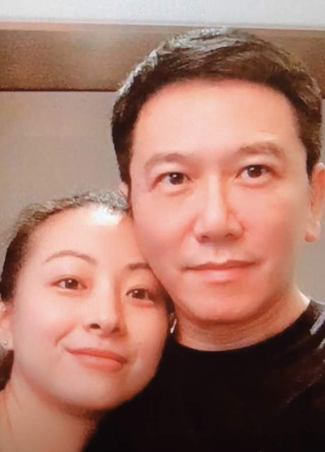 温兆伦与赵庭现在生活很幸福,他们在一些特殊日子里经常表白对方,大秀