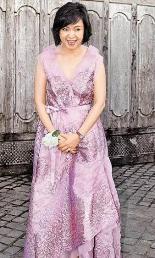 林月云手段有多高?和女婿逛街十指相握,女儿看了都忍不住吃醋_腾讯新