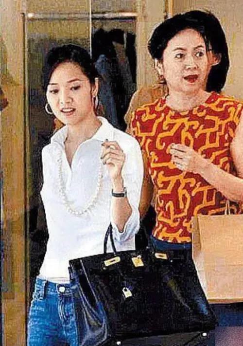 林月云手段有多高?和女婿逛街十指相握,女儿看了都忍不住吃醋