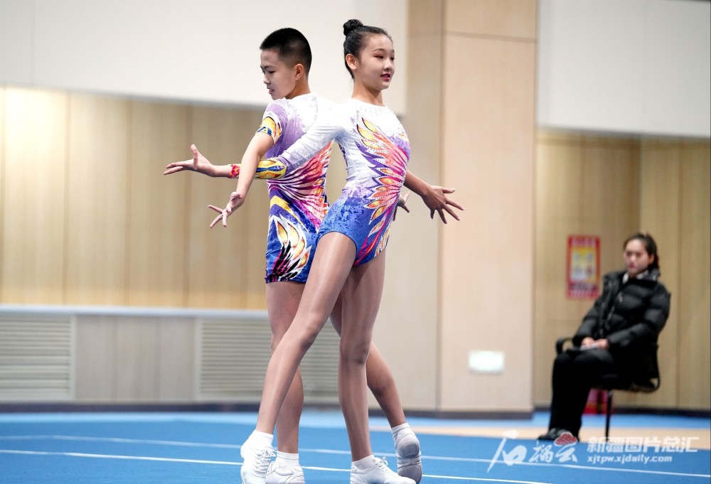 选手参加竞技健美操混双项目比赛.