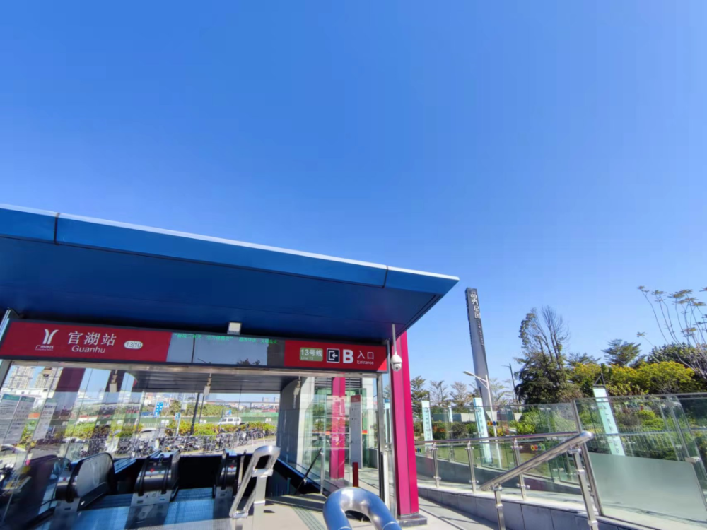 从地铁13号线官湖站b出口一出来,就可以看到项目了,妥妥的地铁盖上盘.