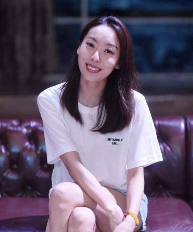 可只有鄂博才知道,当时大家所说的这位富豪男友实际上并没有给过她