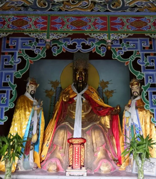 全称"高上神霄玉清真王长生大帝统天元圣天尊",居高上神霄玉清府.