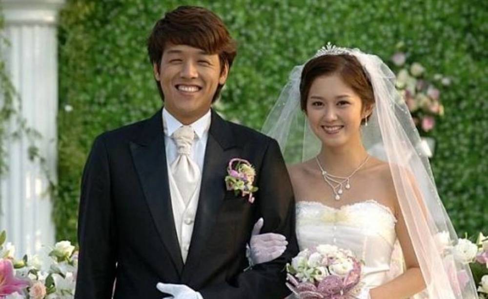 不过柳时元的私生活却充满了争议,他的妻子曾指控他长期家暴,还在自己